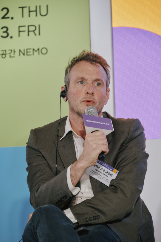 5월 28일 열린 '미래 문화예술교육 포럼'에서 실베스트르 고즐랑 라 빌레트 문화예술교육 및 접근성 책임자가 토론하고 있다. 한국문화예술교육진흥원 제공